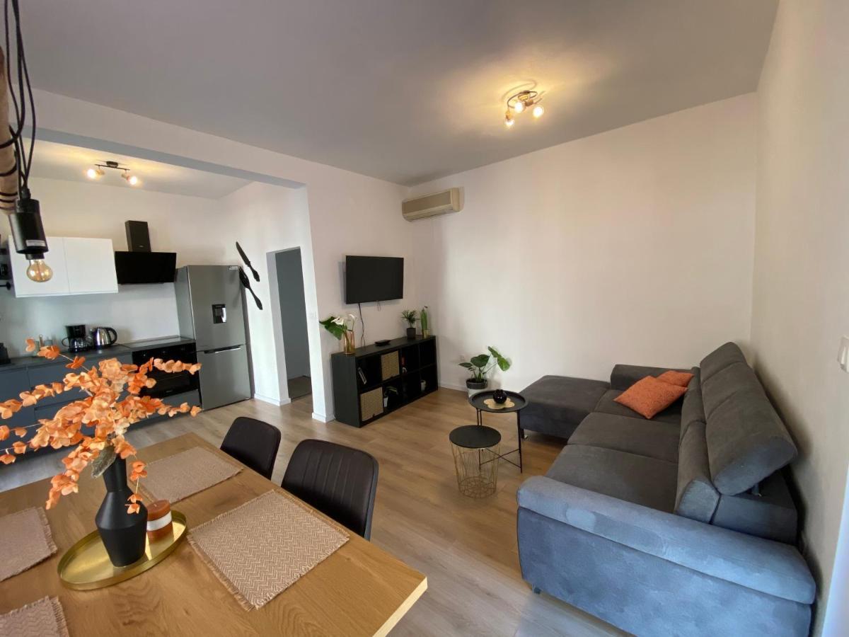 Green Oasis New Apartment Пула Екстериор снимка